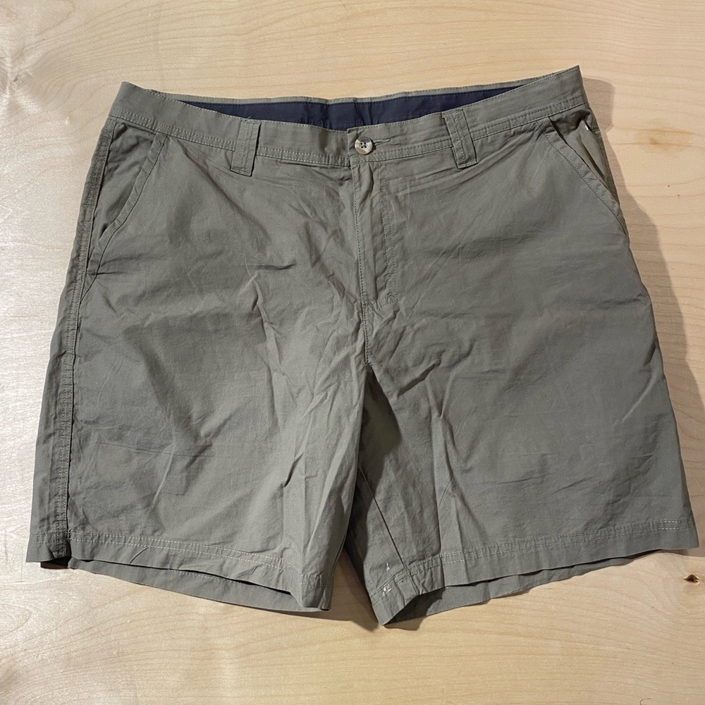 Columbia Men's Olive Flat Front Shorts 38W (PF)